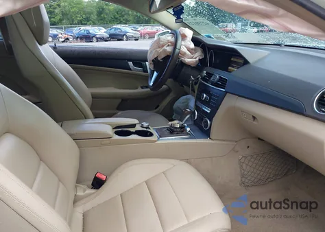 2012 Mercedes-Benz C 250 из США, поврежденный, VIN WDDGJ4HB8CF884401